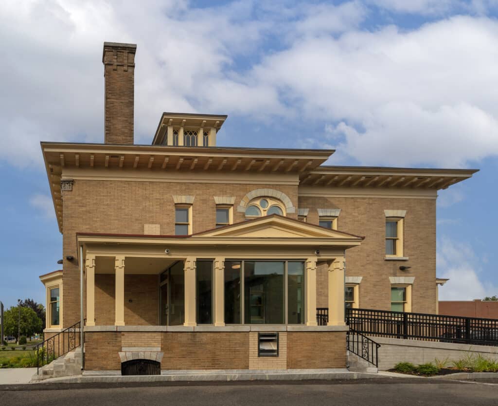 Commercial Municipal_PathfinderBank_Exterior_Side_285A0302-Pano copy