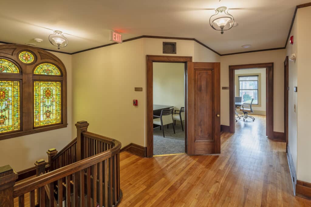 Commercial Municipal_PathfinderBank_Hallway_Stained Glass Window_285A0722-HDR copy