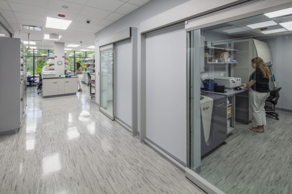 Healthcare_MMRI_GeneticsLab_HallwaywithResearchOffice_285A9975-HDR