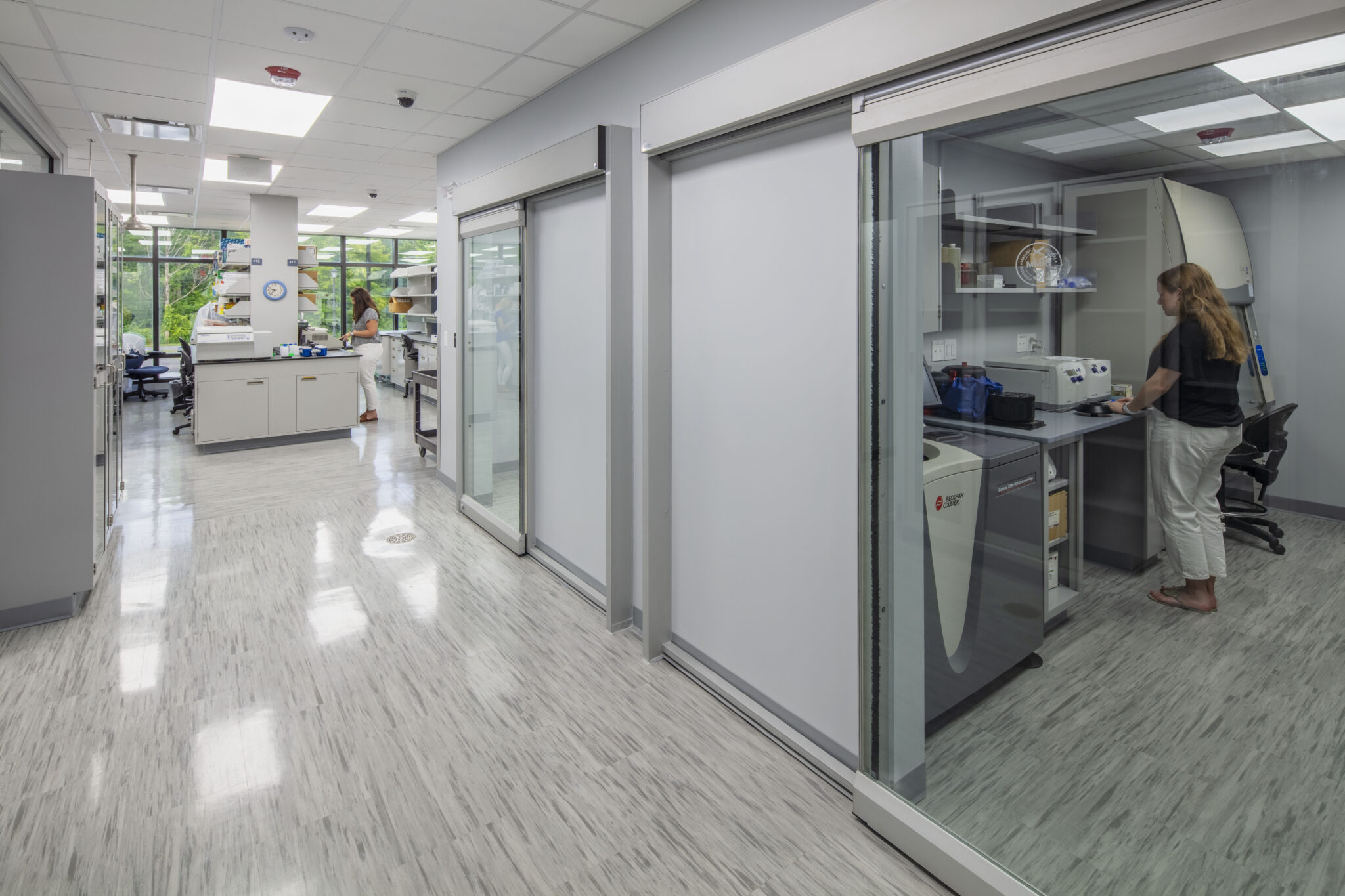 Healthcare_MMRI_GeneticsLab_HallwaywithResearchOffice_285A9975-HDR