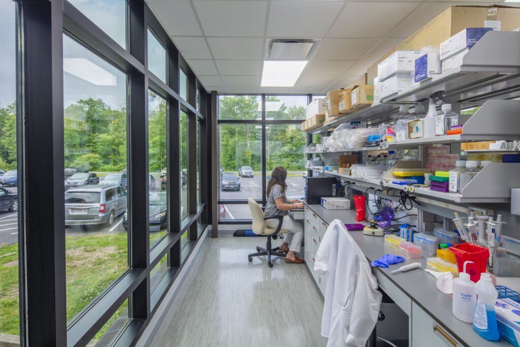 Healthcare_MMRI_GeneticsLab_LabStationwithWorker_285A9940-HDR